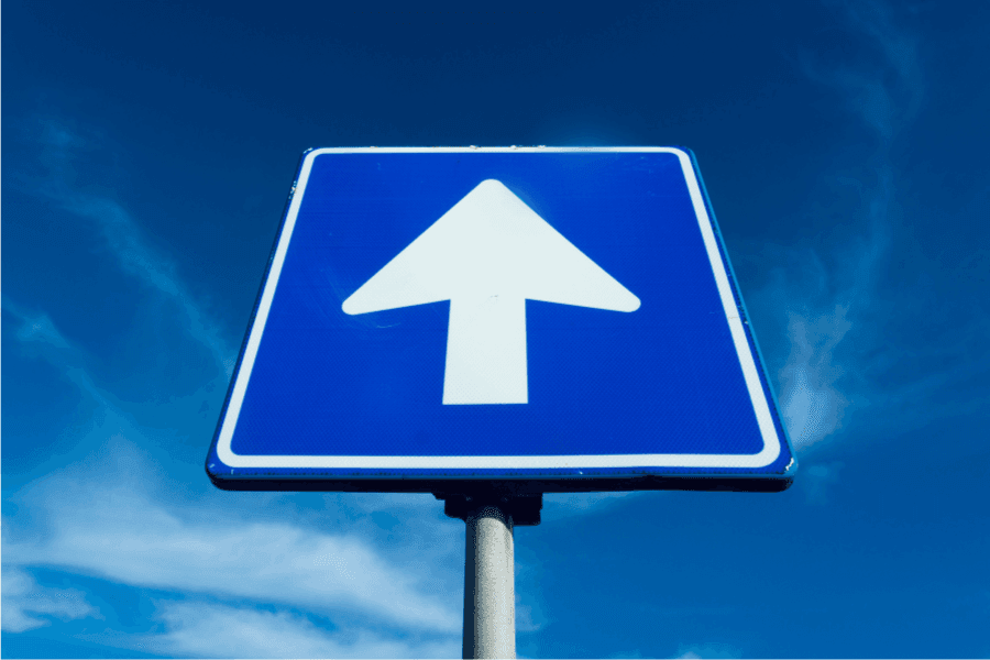 ゴキブリが下から上に飛ぶことはある?