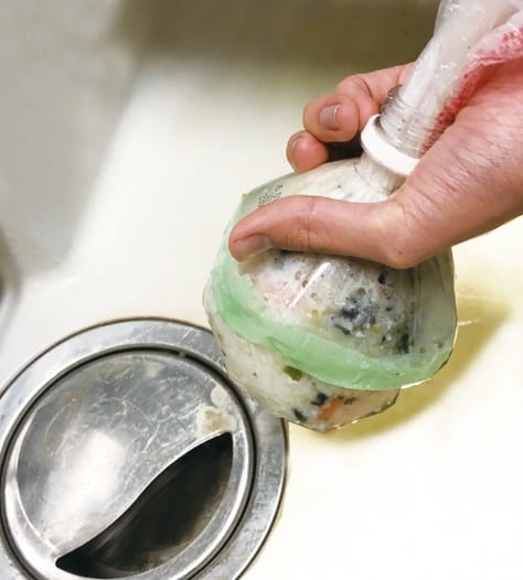 生ごみは水分を切ってから捨てるべき理由