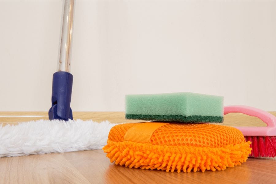 ゴキブリ処理後に冷蔵庫の下をこまめに掃除するコツ