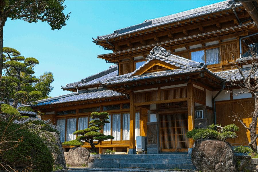 蜂に好かれる家にはどんな特徴があるのか?