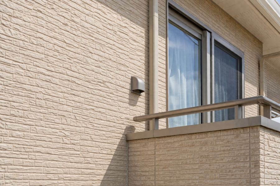 カメムシは外壁やベランダによくとまる