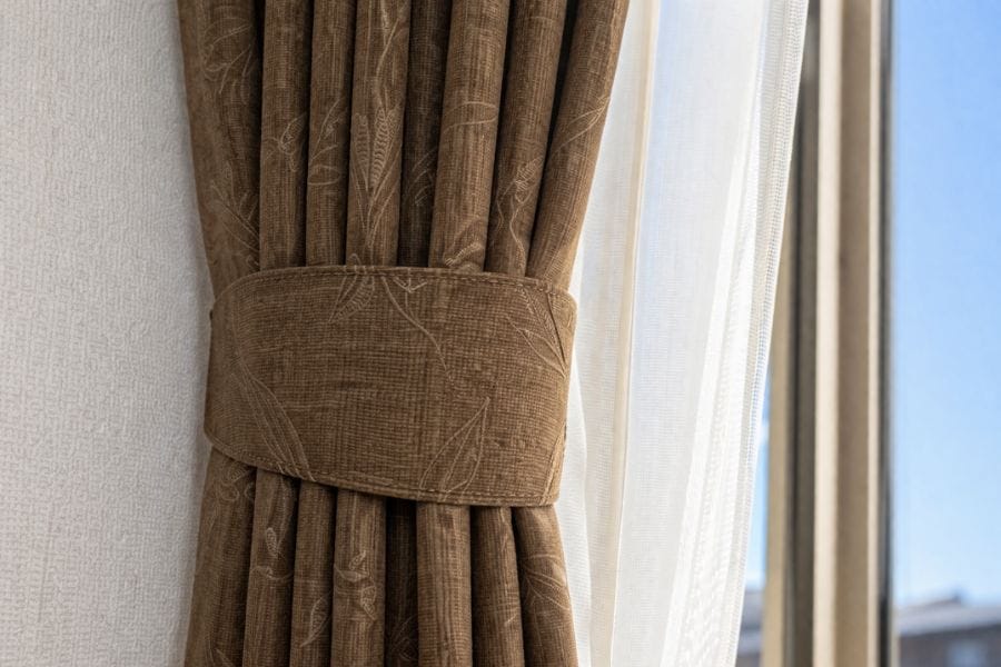 カメムシはカーテンの裏やひだの中に隠れる