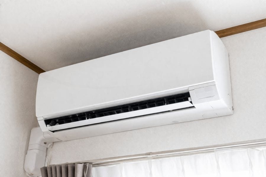 カメムシはエアコンの周りが好き